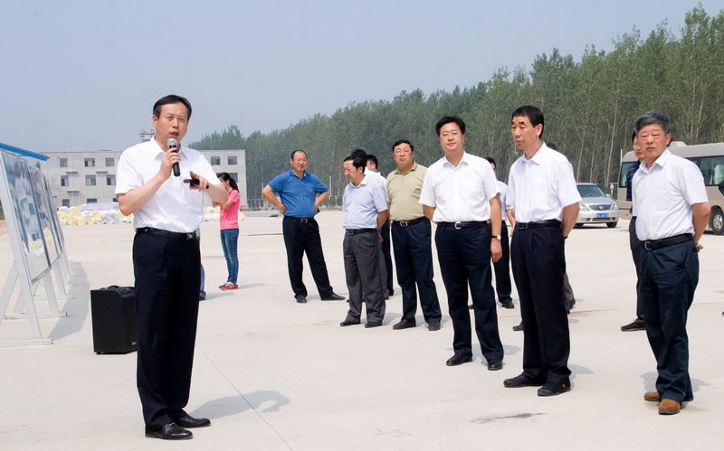 集團(tuán)總裁俞有飛向觀摩團(tuán)介紹了衛(wèi)特項(xiàng)目建設(shè)情況