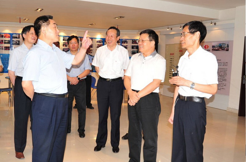 劉滿倉書記在公司展廳認真了解了企業(yè)發(fā)展狀況
